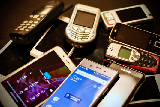 ¿Cuánto se devalúa tu celular si lo dejas olvidado en un cajón?