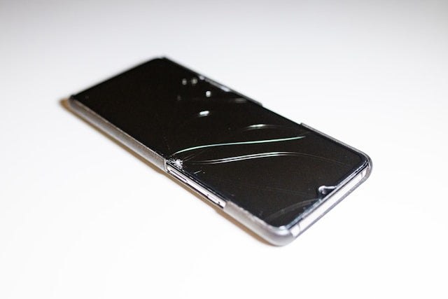 ¿Cuánto dinero pierdes realmente por un rayón en la pantalla al cotizar tu celular?